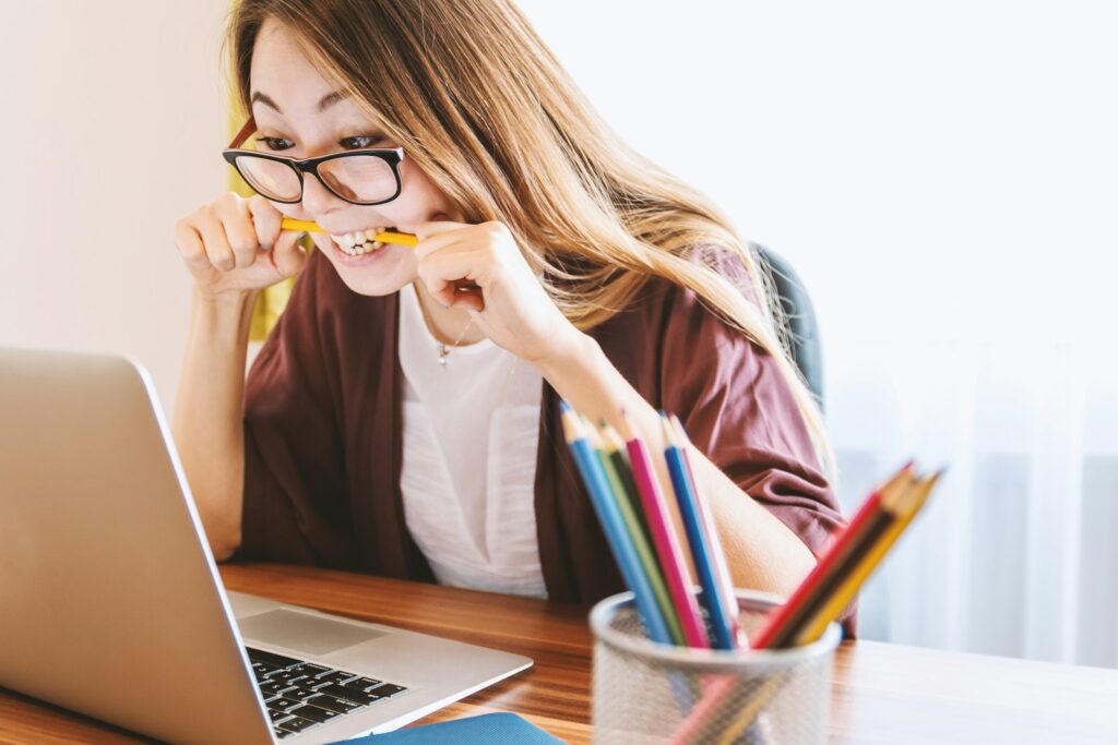 Femme mordant un crayon, stressée